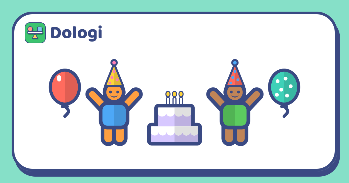 Una tarta de cumpleaños de dos pisos con tres velas encendidas entre dos niños que celebran con gorros de fiesta de papel, con un globo a cada lado.